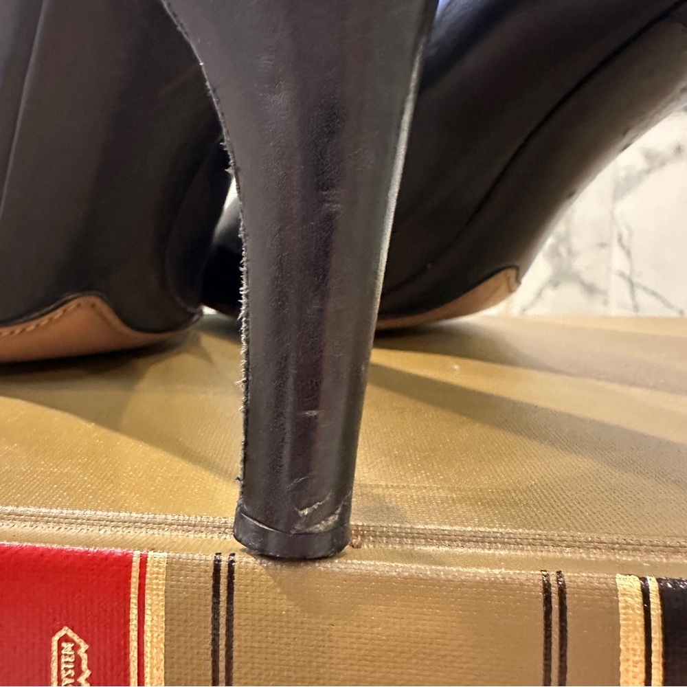 Bally | Sirena | 8.5 | Black Leather Classic Round Toe Pumps Heels - Picture 6 of 9